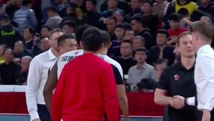  摩纳哥遭遇争议判罚 教练席集体抗议染黄  